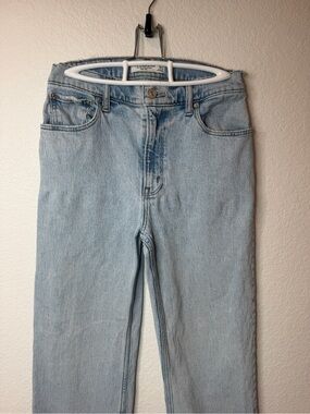 Abercrombie & Fitch The 90’s Relaxed Jean High Rise Size 27 4R Light Blue Wash